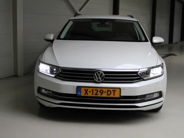Volkswagen Passat Variant 1.5 TSI DSG Comfortline Navigatie | Camera | Trekhaak | Stoelverwarming