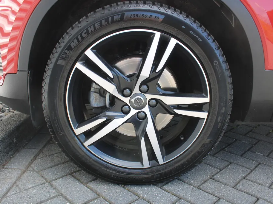 Volvo XC40 2.0 T4 R-Design | Keyless | HK Audio | Adap. Cruise | PDC | Elek. Trekhaak | 19' Velgen | Elek. Kofferklep | Camera | Stoelverwarming |
