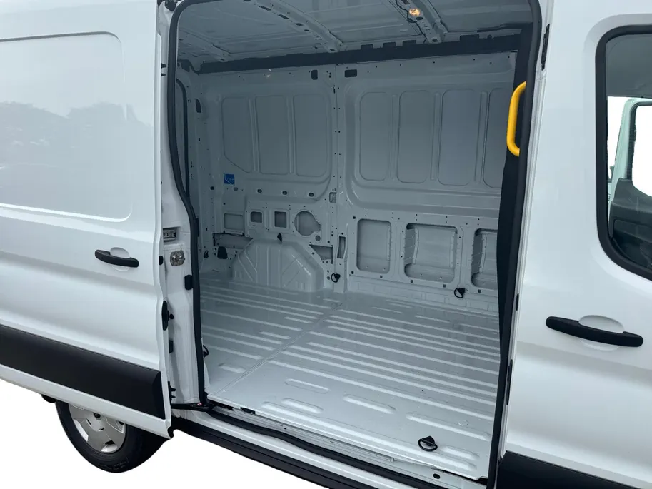 Ford Transit 350 2.0 TDCI L2H2 Trend 130 pk FWD | BPM-VRIJ | Achteruitrijcamera | Trekhaak | Verwarmde bestuurdersstoel en bijrijdersbank | Cruise Control