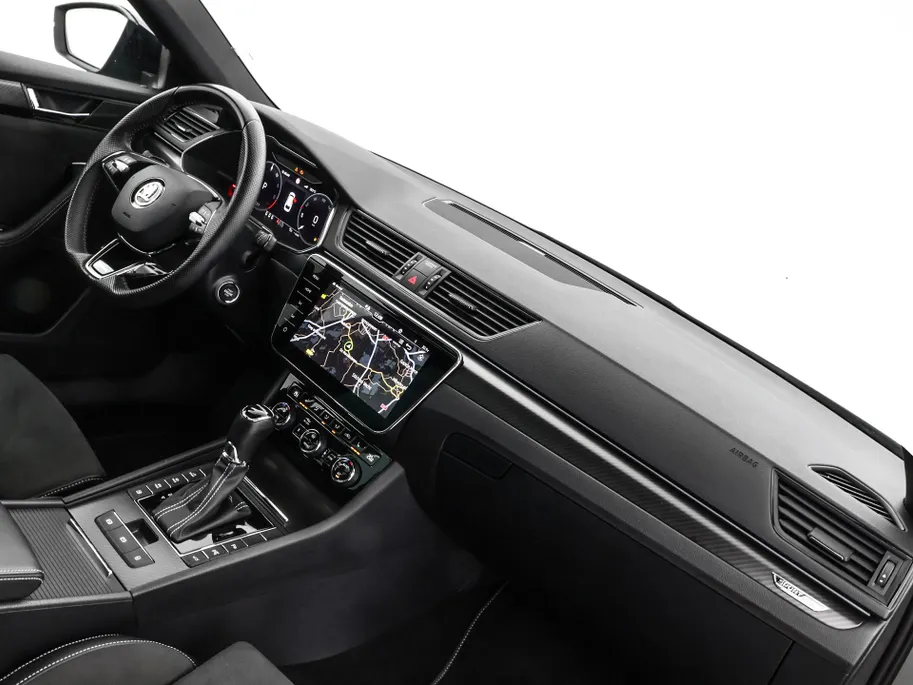 Škoda Superb Combi 1.4 TSI iV 218pk DSG Sportline Business · Panoramadak · 360 Camera · Inklap. Trekhaak · Matrix LED · Canton Audio · Elek. Stoelen + Geheugen ·