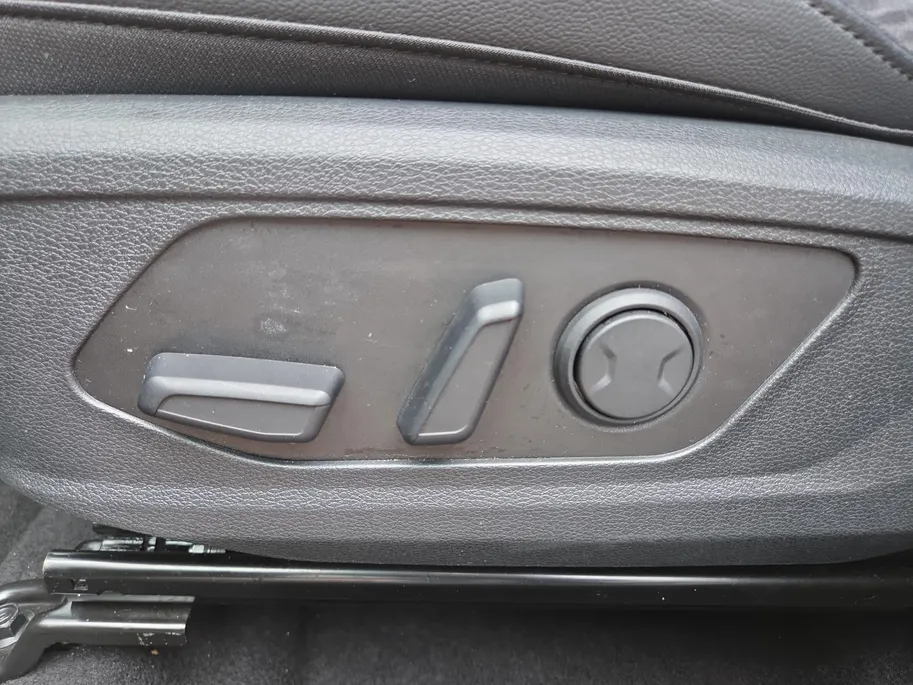 Kia Sportage 1.6 T-GDi Hybrid Dark Edition | Camera | Carplay | Cruise Control Adaptief | Stoelverwarming voor en achter | Full Option |Trekhaak| Fabrieksgarantie t/m 5-2031 |