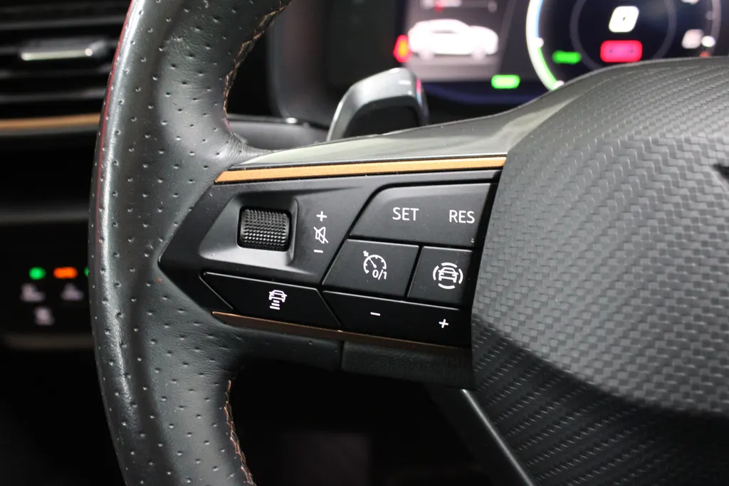 CUPRA Formentor 1.4 e-Hybrid Business / Stoel + Stuur verw. / 19'' LMV / Keyless / Camera /
