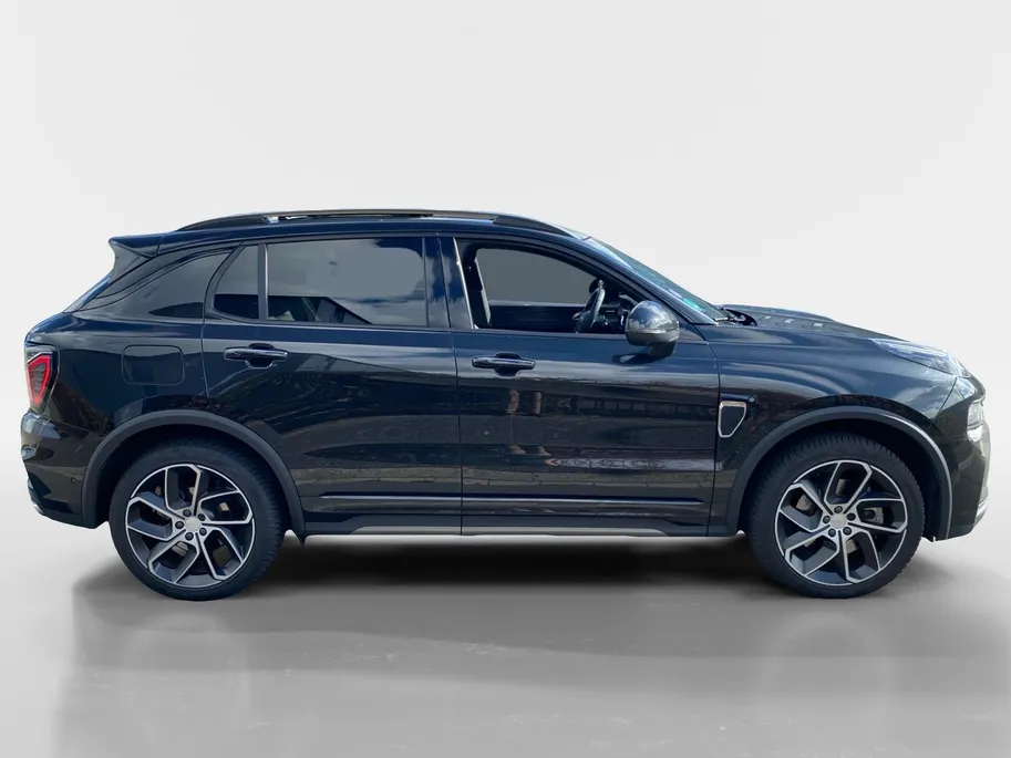 Lynk & Co 01 1.5 PHEV 260pk Black Pack | NL Auto | Zwarte hemel | Trekhaak | Panodak | Stoelverwarming | LED | Etc.