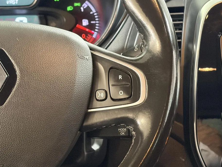 Renault Captur 90PK TCe Intens | All Season Banden | Armsteun | Navi | Camera | Parkeersensoren | Climate Control | Bluetooth | Lichtmetalen Velgen | Licht & Regen Sensor |