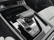 Audi Q5 Sportback 50 TFSI e 299pk S edition Competition · Panoramadak · 360 gr. Camera · Bang & Olufsen · Luchtvering · Apple/Android Car Play · Stoel+achterbank verwarmd · 20'' velgen · Garantie t/m 07-02-2028 of 100.000km