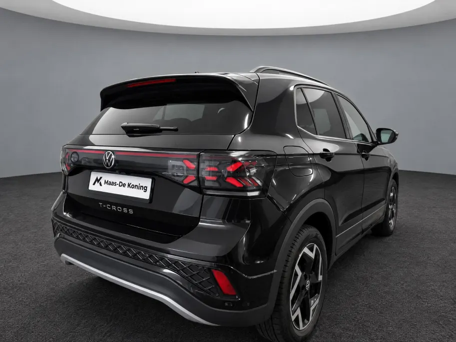 Volkswagen T-Cross 1.5 TSI 150pk DSG R-Line Edition · Camera · Apple/Android Car Play · Trekhaak · P-Sensoren · Navigatie · Stoelverwarming · 17'' Inch ·