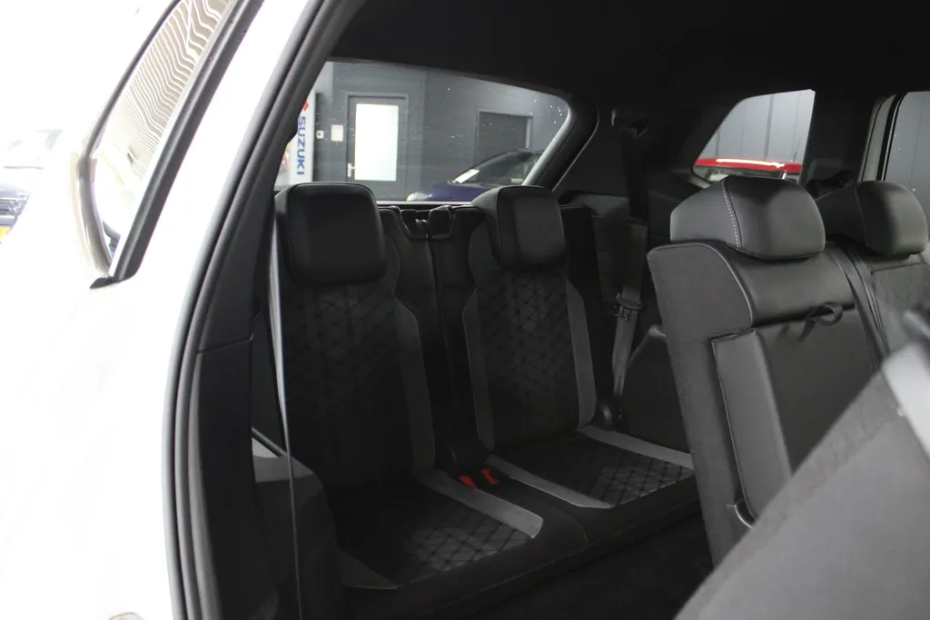 Volkswagen Tiguan Allspace 1.5 TSI DSG-7 R-Line Business 7p. 7-persoons / Stoel + Stuurverwarming / Camera / Elektr. klep /