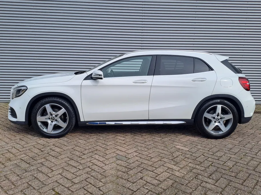 Mercedes-Benz GLA 180 Business Solution AMG AUTOMAAT | Trekhaak | Schuif/kanteldak | Navigatie | Camera | AMG-styling | Climate | Sensoren | Apple Carplay/Android Auto | Cruise | Stoelverwarming