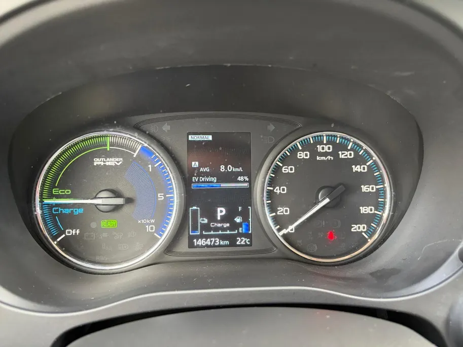 Mitsubishi Outlander 2.4 PHEV Intense Apple Carplay/Android Auto , electronic climate controle , leder , stoelverwarming , lm velgen , cruise , trekhaak .