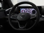 Volkswagen T-Roc 1.5eTsi/150PK R Line First Edition Black Style DSG · Navigatie · 360°Camera + Parkeersensoren · Stoel- & stuurverwarming · Garantie t/m 28-11-2025 · EXTRA INRUILKORTING