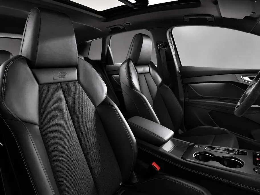 Audi Q4 Q4 S edition performance 82 kWh 286 PK · Glazen panoramadak · Trekhaak elek. wegklapbaar · Optiekpakket zwart