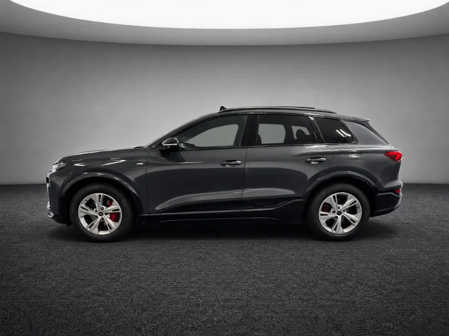 Audi Q6 e-tron S edition 83 kWh 252pk · SOH 96,3% · Panoramadak · 360 Camera · Inklap. Trekhaak ·  Luchtvering · Stuur- & Stoelverwarming · Apple/Android Car Play · Garantie t/m 13-07-2030 of 100.000km