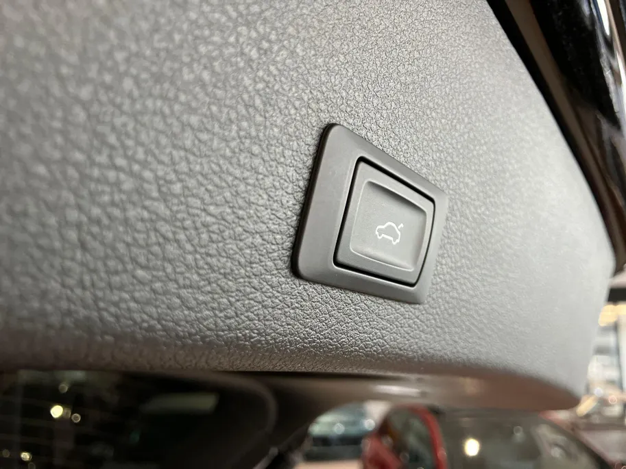 Audi e-tron 55 quattro S Line 300kW/408PK 95 kWh · Panoramadak · Camera + Parkeersensoren · Drive select