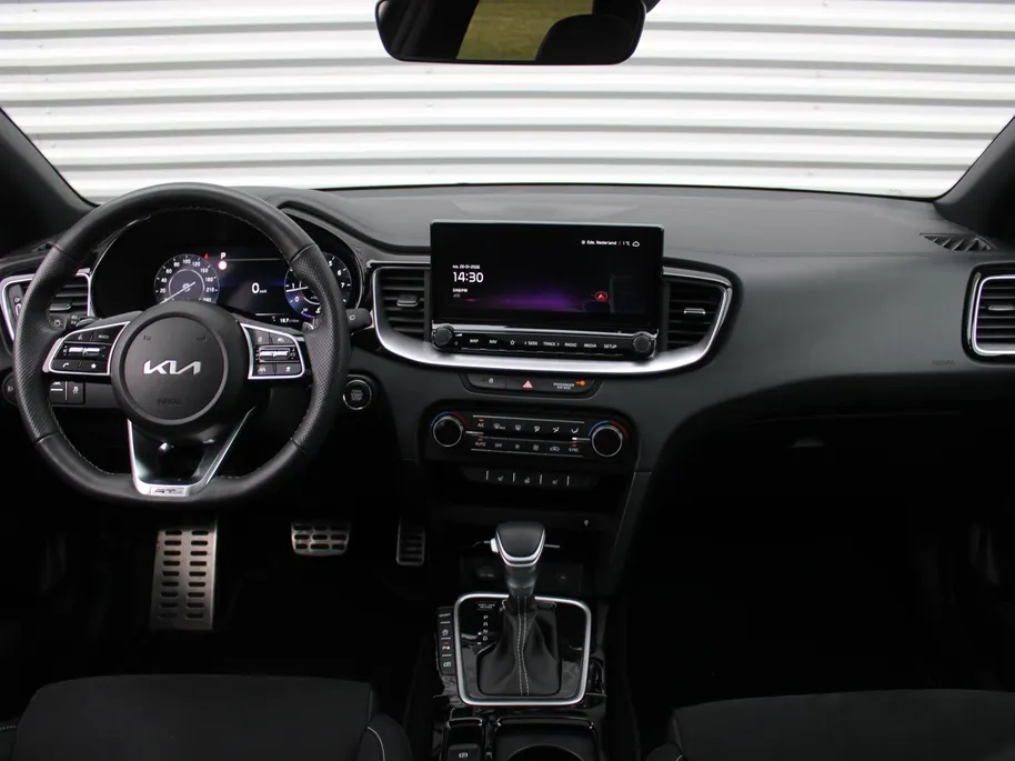 Kia Ceed 1.5 T-GDi GT-Line | Stuur-/stoelverwarming | Schuifdak | Cruise adapt. | Camera | 17' LM | LED | Dodehoek sensor | Draadloze lader |