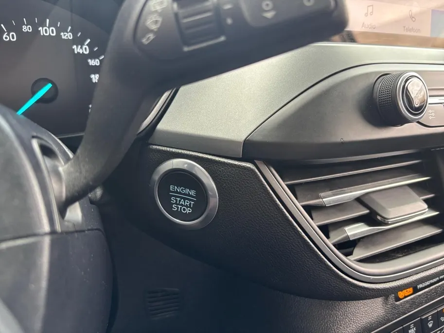 Ford Focus Wagon 1.0 EcoBoost Hybrid Titanium | Trekhaak | Stoel, stuur en voorruitverwarming | Cruise | Climate