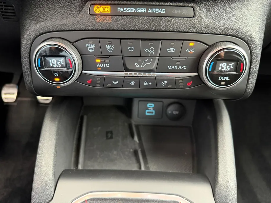 Ford Focus 1.0 EcoBoost Hybrid ST Line Style | Dealer onderhouden | NL auto | Winter pack | Cruise control | Parkeersensoren voor en achter | Achteruitrijcamera | Draadloos opladen mobiel | Apple carplay & Android auto | Keyless entry | Privacy glas | Bovag garantie