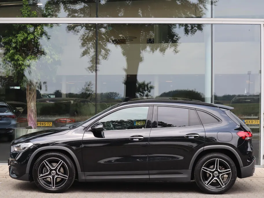 Mercedes-Benz GLA 200 Business Solution AMG l Trekhaak l Keyless l Panoramadak l Ambiente lichtpakket