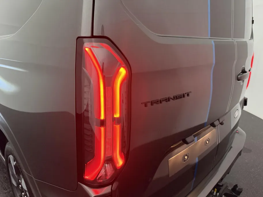 Ford Transit Custom 320 2.5 PHEV L2H1 Sport DC 230 PK | AUTOMAAT | Uniek Sport Interieur | 19 inch Lichtmetalen Velgen | Trekhaak | Achteruitrijcamera | |Verwarmbare Voorstoelen en Stuurwiel |