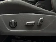 Škoda Enyaq iV 80 | Elektrisch verstelbare stoelen incl. geheugenfunctie | Stoel- en stuurverwarming | Elektrisch bedienbare achterklep | Lederen bekleding | Achteruitrijcamera | Parkeersensoren voor- en achter | Apple/Android Carplay