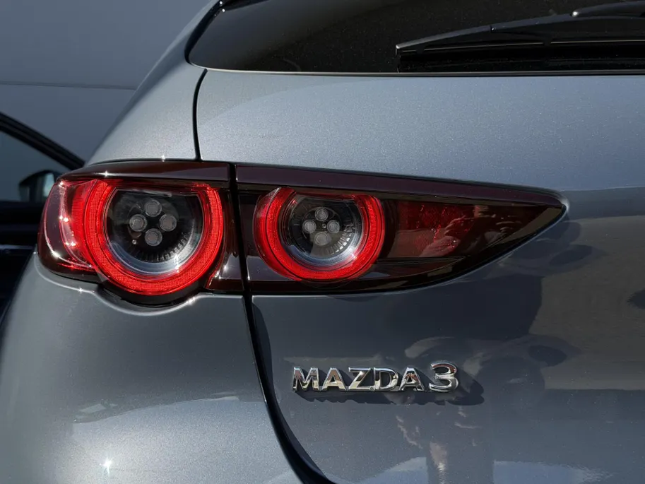 Mazda 3 2.0 e-SkyActiv-G M Hybrid 122 Comfort met Bose | Apple Carplay / Android Auto | Navigatiesysteem | Licht + Regensensor | Elektrisch Verstelbare Bestuurderstoel  | Stoel + Stuurverwarming | Parkeersensoren Voor + Achter | Camera Achter | 18'Lichtmetalen ve