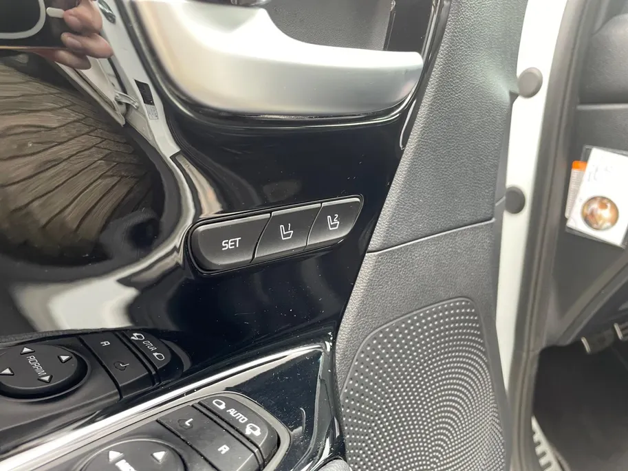 Kia e-Niro ExecutiveLine 64 kWh | SOH 100% | Warmtepomp | Navigatie | Adaptive cruise control | Climate control | Apple Carplay & Android Auto | Achteruitrijcamera | Stoel- stuurverwarming |