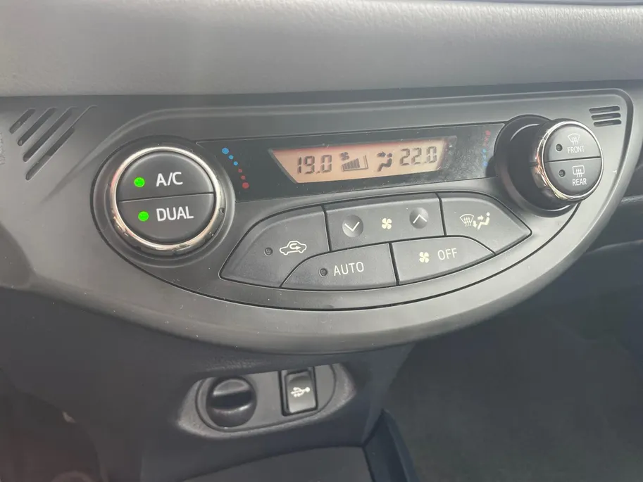 Toyota Yaris 1.0 VVT-i Trend | Bi-Tone| Climate control| Achteruitrijcamera| Snelheidsbegrenzer| Bluetooth|