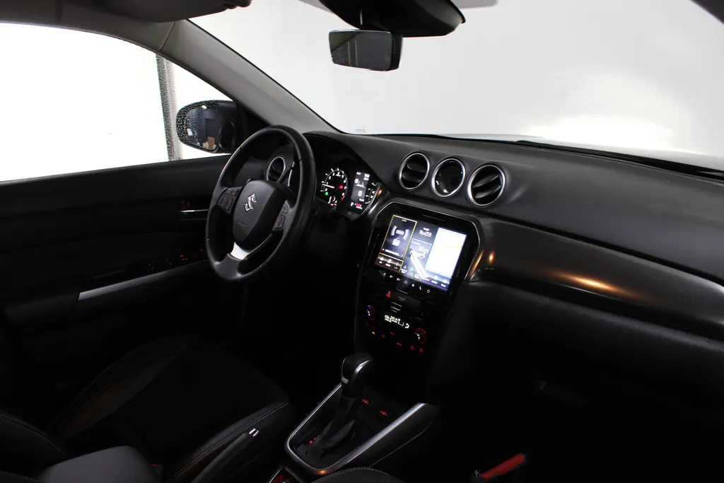 Suzuki Vitara 1.5 Hybrid Style Automaat / Trekhaak afneembaar / Camera / Navigatie / Keyless / Led verlichting /