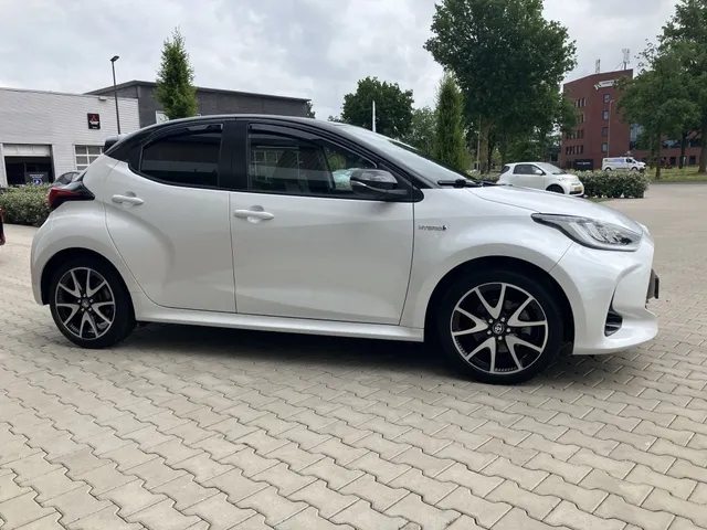 Toyota Yaris 1.5 Hybride Selection | Bi-Tone | Apple Car-play | Stoelverw