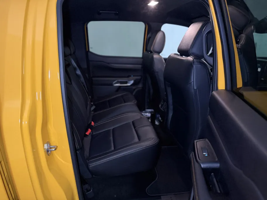 Ford Ranger Wildtrak Double Cab PHEV met o.a. een Elektrisch bedienbare rollertop, Trekhaak, Adaptieve cruise control, Dodehoekdetectie en een Achteruitrijcamera
