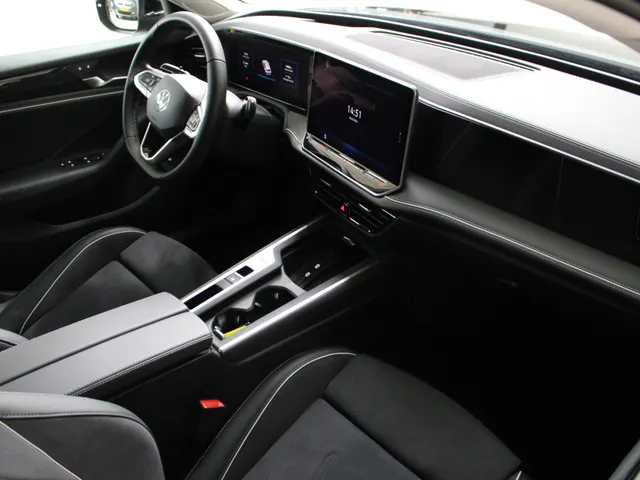 Volkswagen Passat Variant 1.5 eHybrid Business Trekhaak | Navigatie | Stoelverwarming | Head-Up Display |