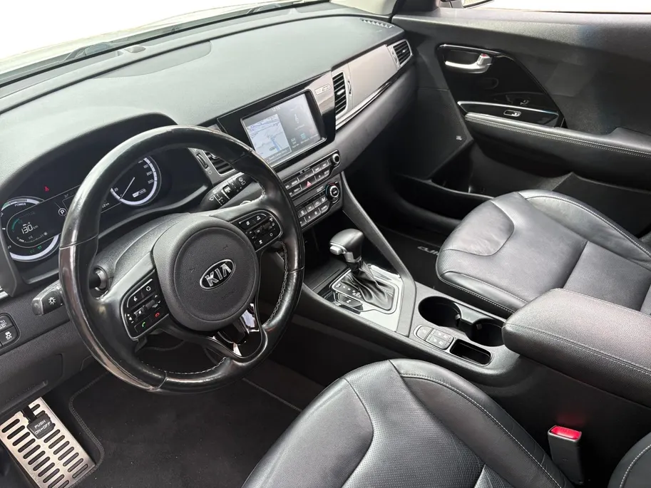 Kia Niro 1.6 GDi Hybrid ExecutiveLine | Trekhaak | Stoel verwarming en koeling | Lederen bekleding | Navigatie | Dodehoek detectie | Apple Carplay / Android Auto | Verbruik 1 op 20!
