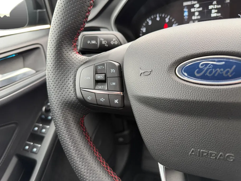 Ford Focus 1.0 EcoBoost Hybrid ST Line Style | Dealer onderhouden | NL auto | Winter pack | Cruise control | Parkeersensoren voor en achter | Achteruitrijcamera | Draadloos opladen mobiel | Apple carplay & Android auto | Keyless entry | Privacy glas | Bovag garantie