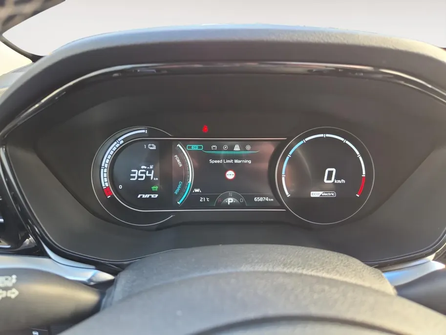 Kia e-Niro DynamicPlusLine 64 kWh | SOH 99,5 % | 3 Fase laden | 1e Eigenaar | Dealer onderhouden | Stoelverwarming | Schuif-/kanteldak | Fabrieksgarantie t/m 24-08-2029 + 3x 1 jaar |  NAP |