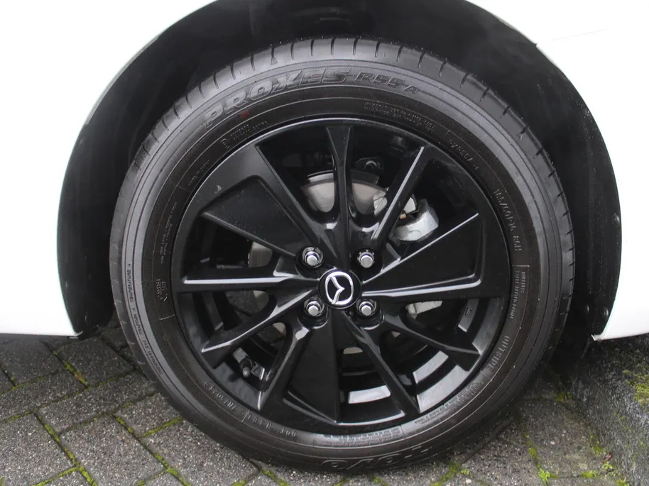 Mazda 2 1.5 e-SkyActiv-G 90PK 6MT Homura | Stuur-/stoelverwarming | Camera | Dodehoek detectie | LED | 16' LM | Carplay | Clima | Cruise |