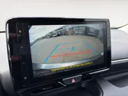 Toyota Yaris 1.5 Hybrid 115 Comfort Apple Carplay/Android Auto , cruise control adaptief en stuurhulp , climate , lm velgen , tel , usb , camera .