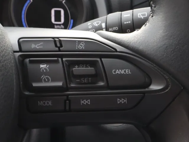 Toyota Yaris 1.5 Hybrid Dynamic Limited | Stoelverwarming | Keyless | 17 inch | All Seasons