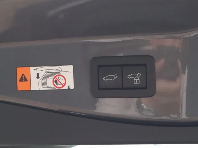 Toyota C-HR 2.0 PHEV 220 First Edition | Trekhaak | Stuur en stoelverwarming VERKOCHT