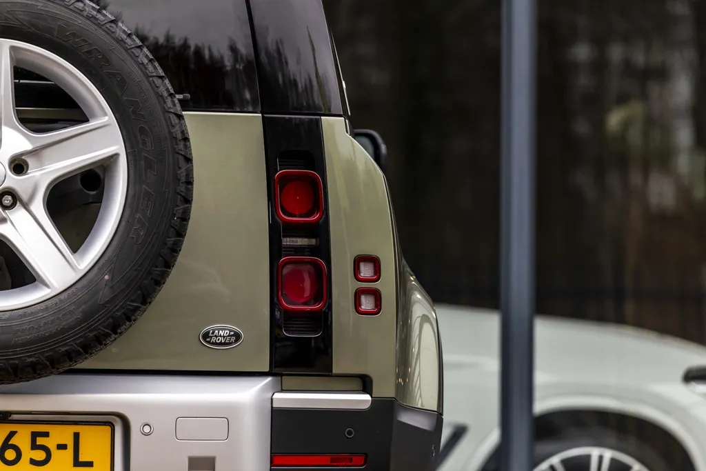 Land Rover Defender Hard Top 3.0 D250 110 MHEV SE EX.BTW