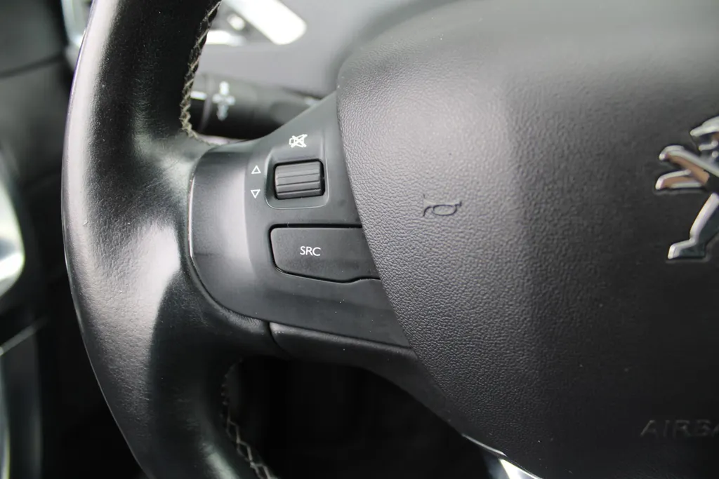 Peugeot 2008 1.2 PureTech Allure | Airco | Cruise | 16' LM |