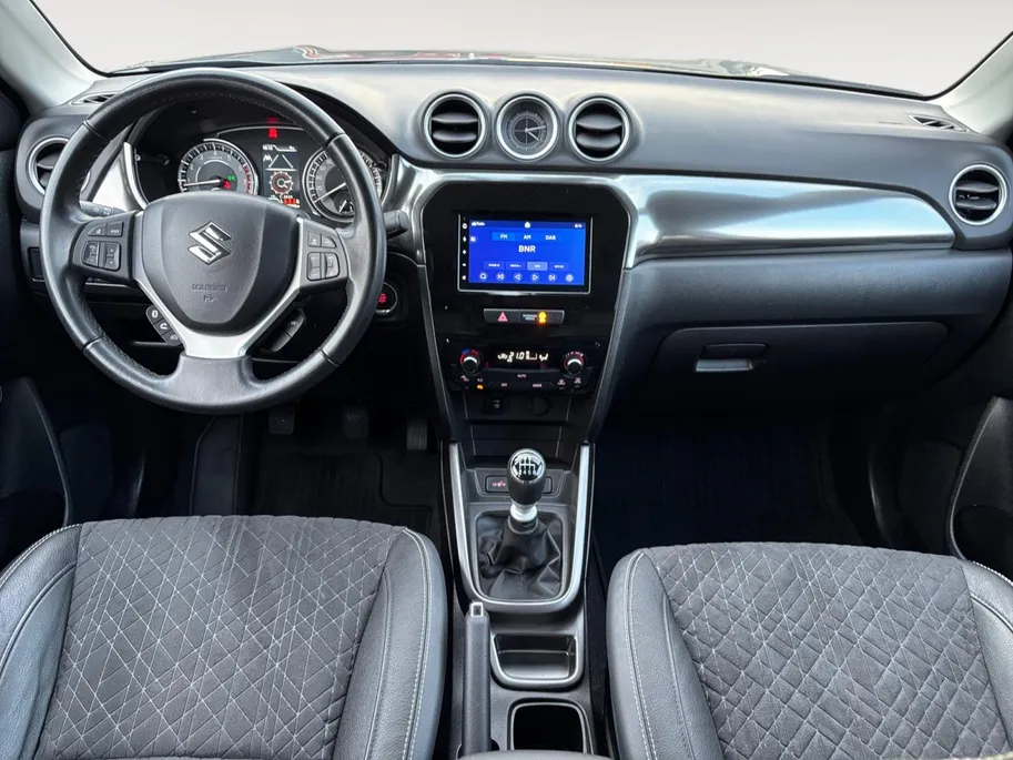 Suzuki Vitara 1.4 Boosterjet Style Smart Hybrid | Trekhaak | Dealer onderhouden | Navigatie | dodehoek detectie | Achteruitrijcamera | Stoelverwarming |10 jaar garantie! |