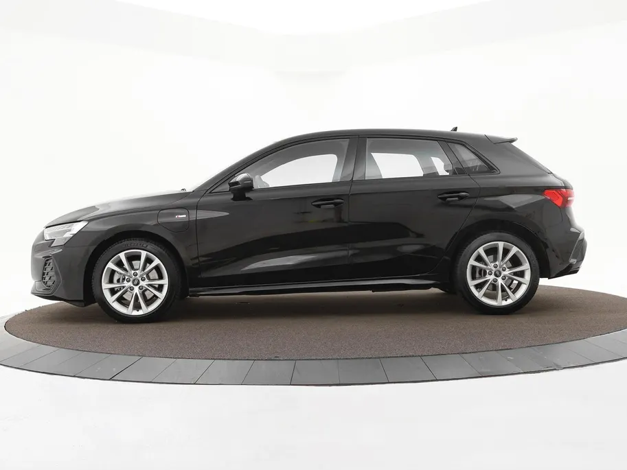 Audi A3 Sportback 40 TFSIe 204pk S-tronic S edition · Camera · Stoelverwarming · Apple/Android Car Play · Park Assist · Navigatie · 17'' Inch · Garantie t/m 27-07-2029 of 100.000km