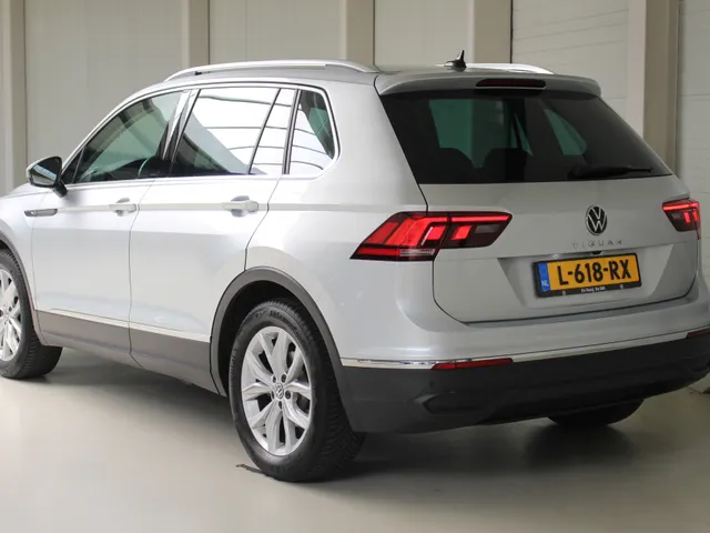Volkswagen Tiguan 1.5 TSI Life Navigatie | Trekhaak | Parkeercamera | All Season Banden