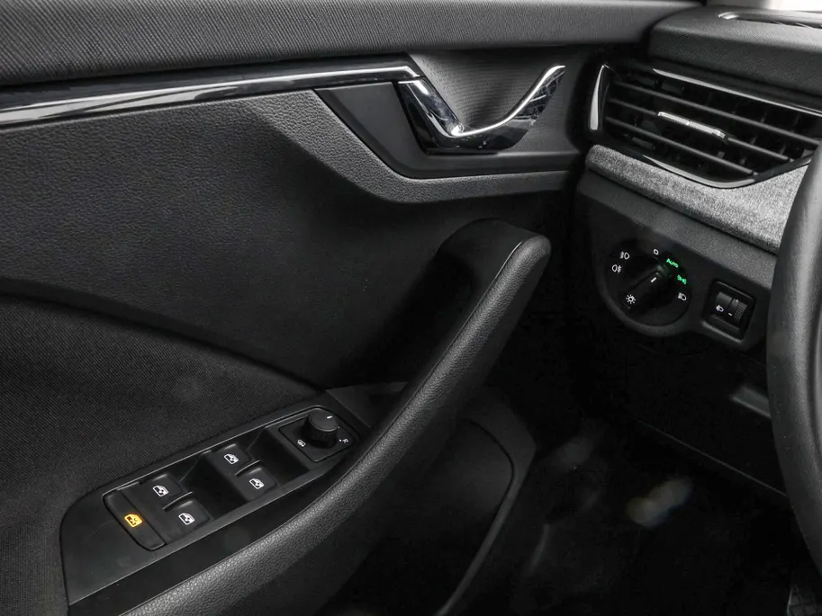 Škoda Kamiq 1.0 TSI 115pk Selection · Apple/Android Car Play · P-Sensoren · Cruise Control · DAB · 16'' Inch · Garantie t/m 18-06-2028 of 100.000km