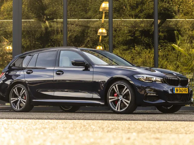 BMW 3 Serie Touring 330e Business Edition Plus M-Pakket  / Pano dak