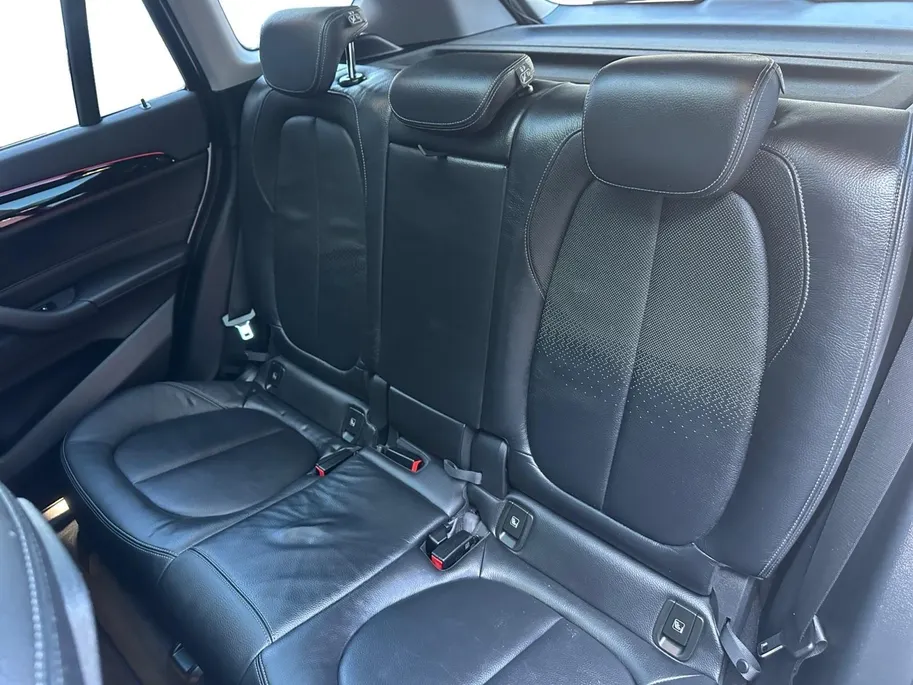 BMW X1 sDrive18i High Executive | Automaat | Head-Up Display | Automatische Achterklep | Panorama Dak | Stoelverwarming | Volledig Lederen Bekleding | Dealer Onderhouden | Camera | 12 Maanden BOVAG Garantie