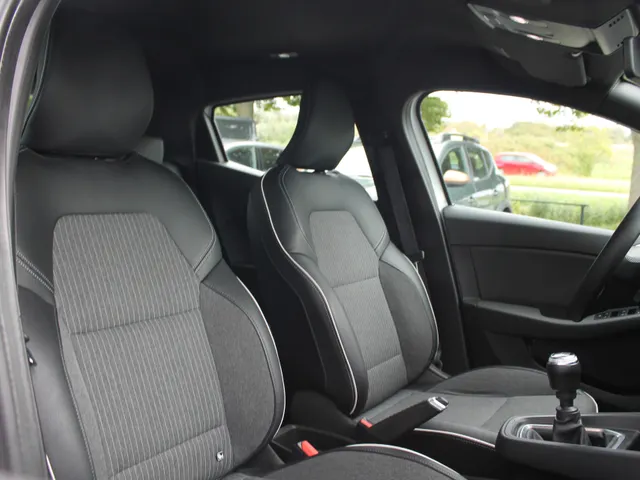 Renault Clio 1.0 TCe Intens | Climat Control | Navigatie groot scherm| Half leder |