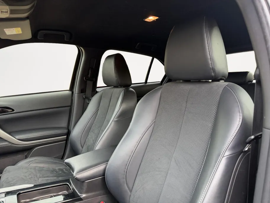Mitsubishi Eclipse Cross 2.4 PHEV Intense+ Apple Carplay/Android Auto , stoel en stuurverwarming , camera , tel , cruise , climate , lm velgen , navigatie