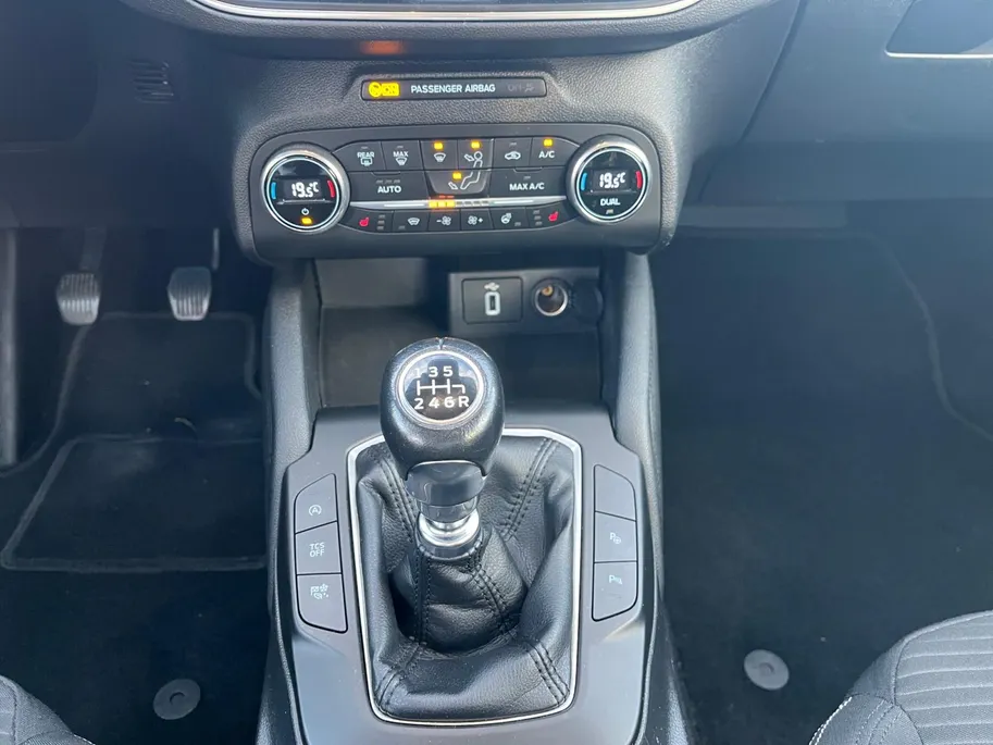 Ford Focus 1.0 EcoBoost Titanium Business | Navigatie | Apple carplay & Android auto | Winter pack | BLIS | Parkeersensoren voor en achter | Achteruitrijcamera | Trekhaak | Cruise control | Airco | Bovag garantie |