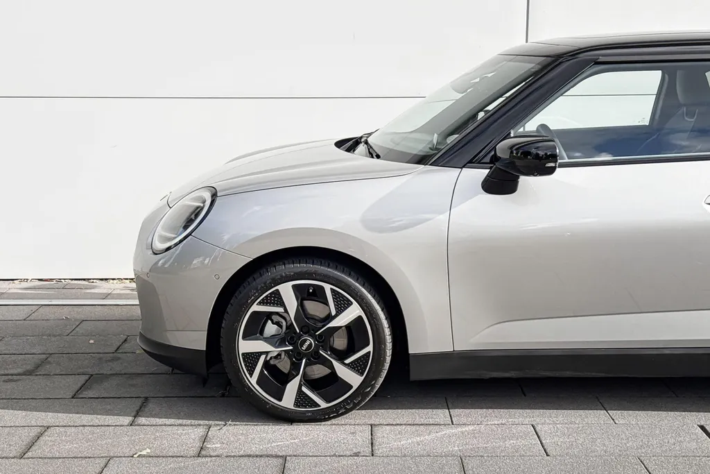 MINI Cooper 3-deurs Electric Cooper E Favoured L 40.7 kWh