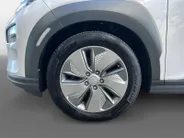Hyundai Kona EV Fashion 64 kWh | Warmtepomp | Navigatie | Apple Carplay & Android Auto | Adaptive cruise control | Open dak | Head-up display | Achteruitrijcamera |
